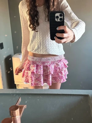 rosa volangkjol - Assnygg volangkjol som jag själv gjort men tyvärr inte kommer till användning☹️ perfekt till sommaren🥰 jag skulle säga att den är storlek S men den funkar oxå till folk som både har Xs eller M som storlek💞