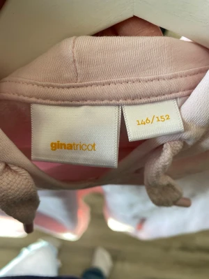 Ljusrosa hoodie från Gina Tricot - Säljer en ljusrosa hoodie från Gina Tricot i storlek 146/152🩷