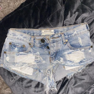Lågmidjade jeansshorts!!💕 - Intressekoll på dessa skitsnygga lågmidjade jeansshorts från one teaspoon! Nypris är typ 1000kr. Priset kan diskuteras. Storlek 24 (xs/s)