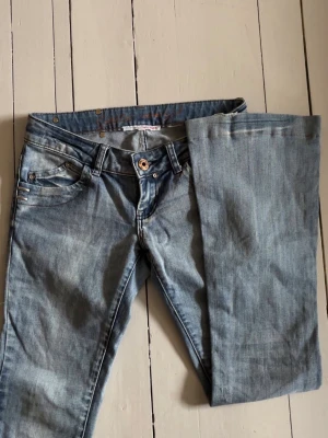 Vintage jeans från Tally weijl - Jättelågmidjade jeans, uppsydda så går att sprätta upp ca 4 cm, midjemått 38cm innerbenslängd 76 cm