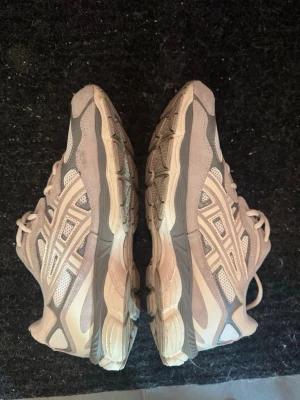 Asics NYC gel  - Beiga NYC GEL. Passar storlek 45. Säljs då jag använt de max 3-5 gånger men ångrade mig. 