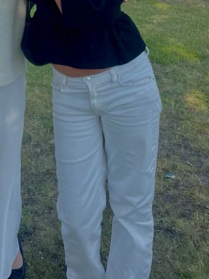 Vita jeans  - Säljer dessa super snygga jeans!! De är vita low wasited baggy jeans som passar bra i länden på mig som är 173. De kanske är något korta😅💖