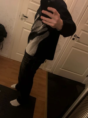 Mörkblå sweater från Fiveleafs - Säljer en mörkblå tröja med en stor vit handgrafik på framsidan. Tröjan har avslappnad passform och långa ärmar. Perfekt för dig som gillar streetwear och vill sticka ut med ett coolt tryck.