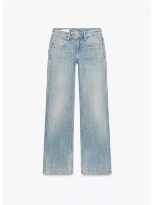 Ljusblå raka jeans med låg midja - Säljer ett par ljusblå jeans med raka ben och låg midja. Jeansen har klassisk femficksdesign, subtila slitningar och är tillverkade i denim. Perfekta för en avslappnad och trendig look.