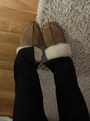 Lågmidjade jeans med slit  - Lågmidajde jeans med slit längst ner