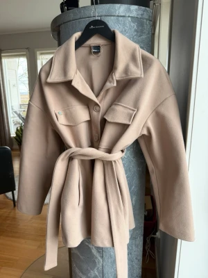 Snygg vårjacka! - Supersnygg beige vårjacka från Gina Tricot, strl S. Är i fint skick, dock har tyvärr knappen längst ner gått bort men ingenting som syns när den sitter på. 