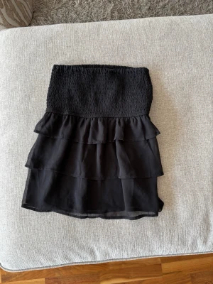 Svart volangkjol från BikBok - Supersöt svart kortkjol från BikBok med flera lager volanger