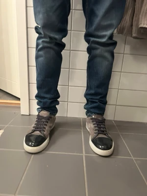 Lanvin skor -  Lanvins för ett schysst pris. Original pris: 5000 från Care Of Carl, mitt pris: 2800kr. Har använt de två gånger ungefär så helt nya kan man säga. Jag säljer dom pga av de har blivit för små. Det är uk7 alltså 41 i storlek. Har ni några funderingar är det bara att höra av sig. Jag kan absolut skicka mer bilder och förklara mer detaljer om det skulle vara ett problem. Tveka inte att höra av er! Ni får med boxen såklart. Kan absolut diskutera priset om varan och hur snabbt ni vill ha den skickad👍