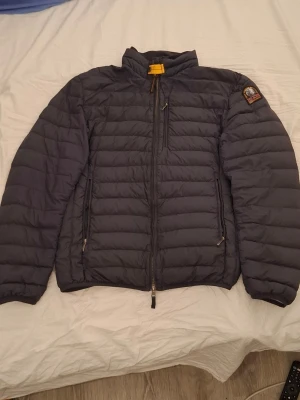 Mörkblå parajumper jacka - Storlek XL men sitter som L, använd en del men är i bra skick, äkta, 2 deffekter på fickorna som syns på de 2 sista bilderna nypris:5300kr mitt pris:999kr
