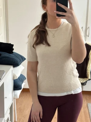 Beige stickad t-shirt - Stickad t-shirt från HM, i storleken XS, inga defekter💗