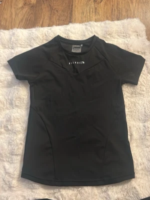 Svart tränings-tshirt från Relode - Snygg svart tränings-tshirt från Relode med korta ärmar och rund hals. Tillverkad i ett stretchigt funktionsmaterial som andas, perfekt för gymmet eller löprundan. Diskret logga på bröstet ger en clean look. Använd 1 gång (apex tshirt 599kr)