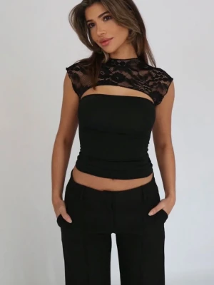 Venderbys topp - Snygg svart topp med transparent spets över axlar och rygg samt bandeau-liknande byst. Toppen är figurnära och har en unik cut-out framtill.  Populär model från venderbys, endast använd en gång!