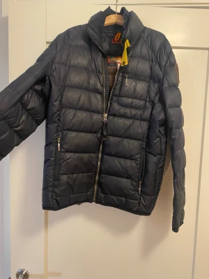 Supersnygg parajumpers dunjacka, unisex - Supersnygg para jumpers dunjacka! Om priset är för högt kan man alltid buda på! Det är tyvärr ett litet hål på baksidan av den men det kan man alltid fixa hos skräddaren eller köpa en sådan klisterlapp till utekläder. Det ser större ut än det är eftersom att det är tejp på, men jag skickar ut bilder på defekten till dem som frågar!👍
