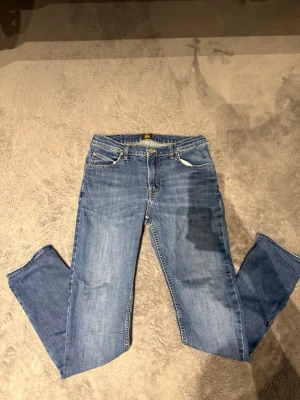 Lee Jeans - Säljer ett par sköna Lee jeans Rider. Dessa är i bra skick utan några skavanker. Stl 32 34. Det är bara att fråga om ni har frågor 