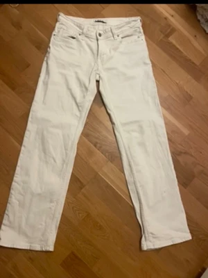 Vita raka jeans från Stay - Snygga vita jeans från Stay. Jeansen är low waist och är perfekta för dig som vill ha en clean och fräsch look.