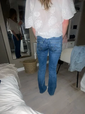 Ltb jeans! - Säljer ett par blå ltb jeans med klassiska bakfickor. Jeansen har en något utsvängd passform nedtill och normal midja. Perfekta för en avslappnad och trendig look.