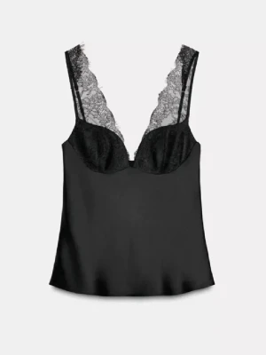 Svart spetslinne i satin - Elegant svart linne med tunna axelband och spetsdetaljer längs urringningen. Aldrig använt och har fortfarande prislappen kvar!! 💕