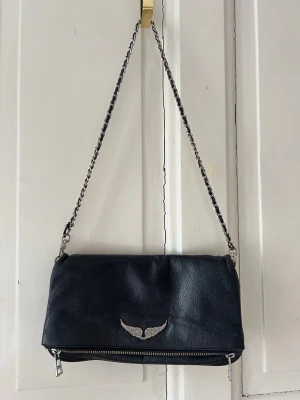 zadig voltaire - Säljer nu min väska då den inte används, den är äkta okej är i bra skicks!