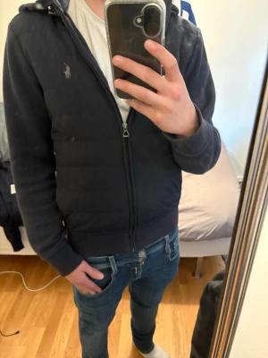 Mörkblå cardigan från Polo Ralph Lauren - Snygg mörkblå cardigan från Polo Ralph Lauren som passar perfekt nu inför våran. Den är inte jätte tjock och det kan räcka med att man bara har en t shirt under!