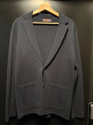 Morris Stockholm overshirt - Fräsch svart overshirt från Morris, den är från Johnells i Örebro. Nypris 2499