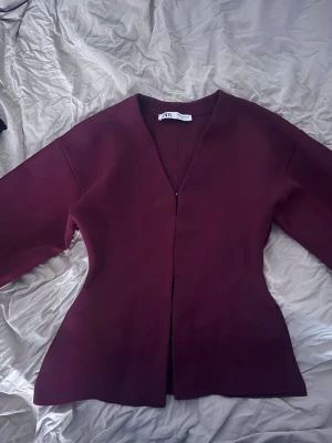 Vinröd kofta  - Mörkröd kofta från Zara med öppen front och lätt figursydd passform i ett tjockare material. Köpt på vinted men säljer då den inte riktigt passade. 
