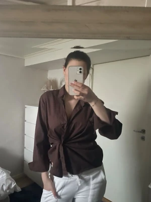 Brun skjorta - Kan visa hur jag styla det i början men utöver den knuten som jag gjort så är det en vanlig skjorta🥰står S men passar även M