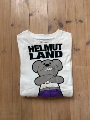 Helmut Lang vit långärmad tröja - Säljer en vit tröja från Helmut Lang i storlek M. Inga konstigheter, du får varmt höra av dig vid frågor! 