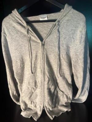 Ljusgrå zip hoodie  - Snygg grå kashmir zip up tröja från John henric . Inte andvänd mycket. Storlek s. Säljer den billigt då jag åker bort och vill ha lite extra pengar. Skickar direkt. Skriv vid intresset eller om det är något specifikt ni vill se.