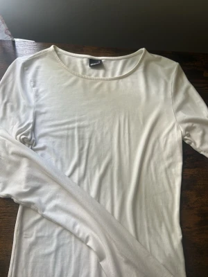 Vit långärmad topp från Gina Tricot - En enkel och stilren vit långärmad topp från Gina Tricot. 