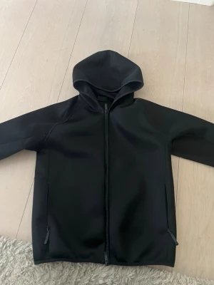 Äkta svart moncler jacka med luva - Pris kan diskuteras och jag har kvittot om någon inte tror den är äkta