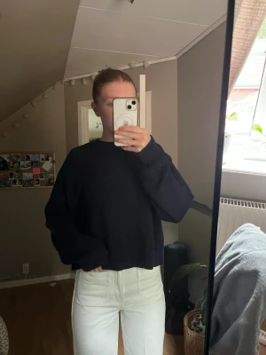 Stickad tröja  - Grovstickad tröja på H&M. Använden men syns inte på den. Den är lite kortare i modellen och slutar precis över byxkanten. Storlek S 