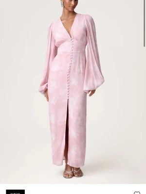 Positano dress adoore - Positano dress i färgen light pink från adoore, strl L, passar en M med. Använd en gång, påse & kvitto finns kvar.