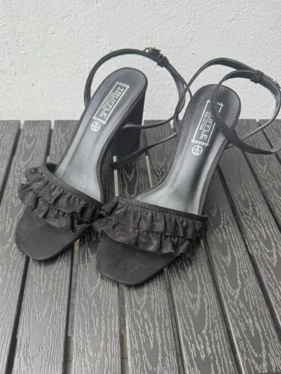 Svarta pumps med volangdetaljer strl 39 - 2