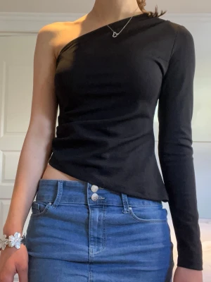 Oneshoulder topp - Snygg oneshoulder topp med lång ärm på ena sidan❣️