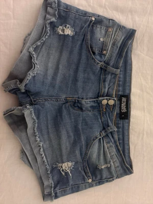lågmidjade jeansshorts  - lågmidjade jeans shorts med slitningar. storlek s. stretchigt material. skriv vid intresse eller frågor 💕