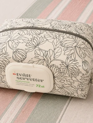 Liten skötväska / fodral för våtservetter /blöjor, handsytt - Liten skötväska / fodral för våtservetter /blöjor, handsytt  Beskrivning: Handsytt fodral för blöjor samt med smart hål för att trä dit våtservetter med lock. Utöver våtservetter rymmer du ca 12-15 blöjor storlek 5 och ombyte.  Passar de flesta standardförpackningar med upp till ca 72 våtservetter. Perfekt att ha i skötväskan, bilen, vagnen eller hemma.  ✨ Handgjord ✨ Återanvänt plastlock från originalförpackning ✨ Dragkedja för enkel påfyllning ✨ Praktiskt bärhandtag ✨ Tvättbart tyg   Mått: ca 