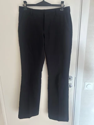 Svarta kostymbyxor - Svart kostymbyxor från bikbok med låg midja😍