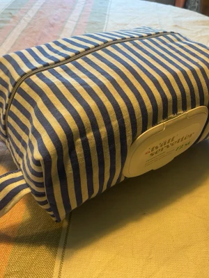 Liten skötväska / fodral för våtservetter /blöjor, handsytt - Liten skötväska / fodral för våtservetter /blöjor, handsytt  Beskrivning: Handsytt fodral för blöjor samt med smart hål för att trä dit våtservetter med lock. Utöver våtservetter rymmer du ca 12-15 blöjor storlek 5 och ombyte.  Passar de flesta standardförpackningar med upp till ca 72 våtservetter. Perfekt att ha i skötväskan, bilen, vagnen eller hemma.  ✨ Handgjord ✨ Återanvänt plastlock från originalförpackning ✨ Dragkedja för enkel påfyllning ✨ Praktiskt bärhandtag ✨ Tvättbart tyg  
