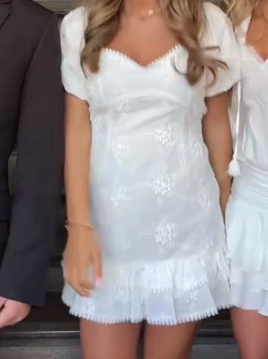 nelly klänning - såå fin nelly klänning ❤️❤️ ej använd med lapparna kvar!! slutsåld på hemsidan 