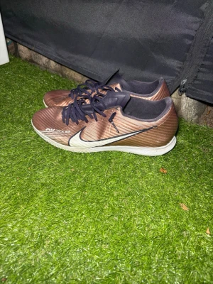 Inomhus fotbollsskor  - 2022 model från Nike, inomhus skor som inte passar och är i storlek 44 