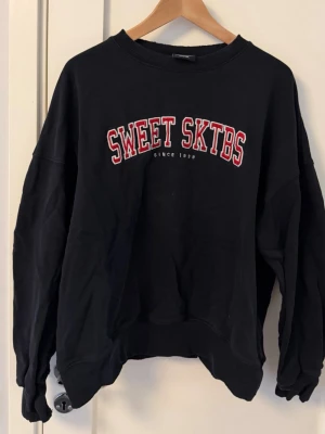 Svart SWEET SKTBS sweatshirt - Svart sweatshirt från SWEET SKTBS med tryck. Oversized passform. Perfekt för en avslappnad streetwear-look.
