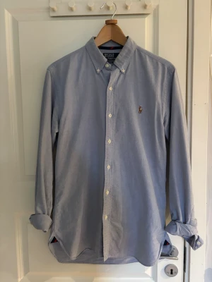 Ralph Lauren skjorta - Tja! Säljer nu denna sjukt snygga Ralph lauren skjorta i storlek S. Passar perfekt under half zip eller crewneck. Skicket är 9/10, inga tydliga deffekter. Nypriset ligger på 1499 kr.  Vid fler frågor/bilder är det bara att skriva!