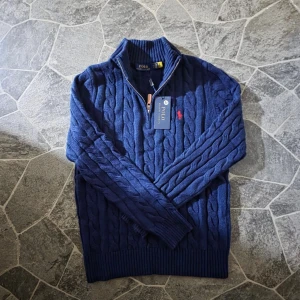 Marinblå kabelstickad tröja Polo Ralph Lauren - Finns inte mycket att säga förutom köp 🙏❤️ sprillans ny använt 1-2 gånger men säljer medans jag rensar ut hela garderoben. Pengar åker raka vägen till mopeden min 🙌 pris kan diskuteras