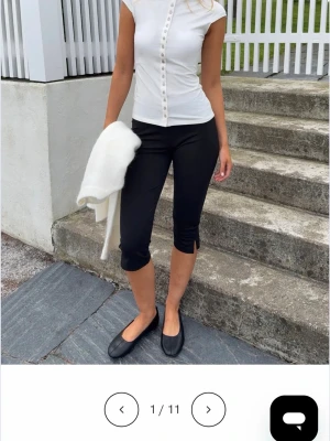 Svarta capribyxor med slits - Svarta capribyxor med tight passform och liten slits vid benslutet. De är helt oanvända med prislapp på i storlek XS😊