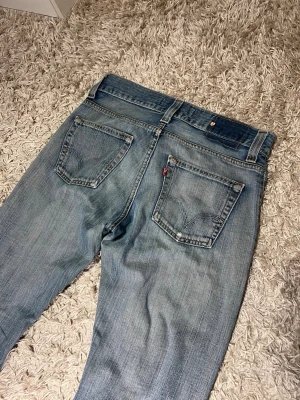 Levis 506 standard straight fit wash fade distresssed archive denim  - Vintage Levis jeans modell 506 standard. Riktigt snygg och unik fade, snygga slitningar, hålen kan lagad på efterfrågan. Straight passform storlek 32/32. Postas antingen samma dag som köp eller dagen därpå💯🙌