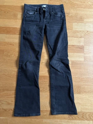Mörkgrå bootcut jeans - Mörkgrå bootcut jeans med låg midja från gina tricot young! Super fina🫰🏼