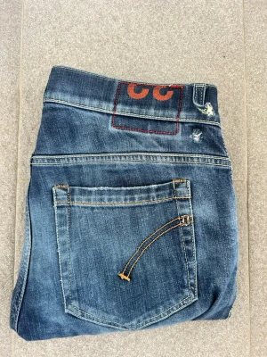 Dondoup jeans  - Säljer dessa då jag inte använder dem längre, har en defekt och det är att den man tar i bältet i är lös men går säkert att fixa lätt. utöver de så är det i gott skick 