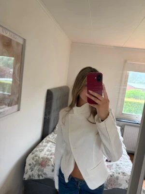 Viral vit kavaj från Zara - Säljer denna supersnygga kavaj då den är för stor för min smak. Är storlek L men jag är en S, skulle säga att den även passar M. Helt slutsåld och så fin till sommaren🥰