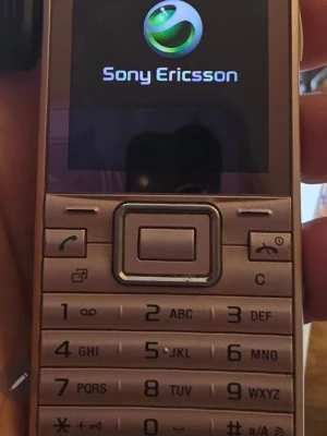 Sony Ericsson klassisk ELM,modell J10i2 - Sony ericsson, rosa mobil i fint skick. Ingår även hörlurar helt nya, laddare, SD minneskort. Allt på fotona ingår