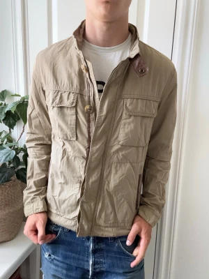 Massimo dutti jacka  - Massimo dutti jacka - ganska tun. Inga defekter! Modellen i bilderna är 180 cm 75 kg och bär Storlek M, Kom med frågor! 🌟 (Kan gå ned i pris vid köp av  paket 😉) 